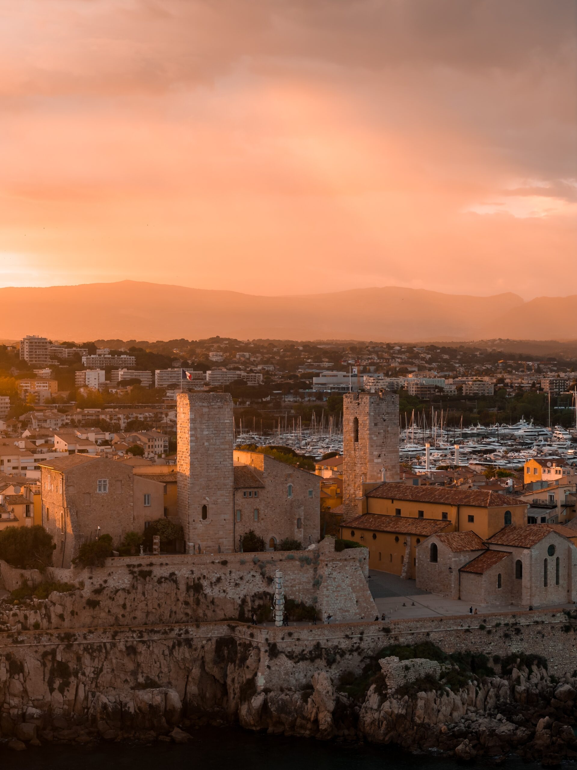Qué ver en Niza: las 17 mejores cosas que hacer 36 El Musée Picasso y el Château Grimaldi de Antibes al anochecer