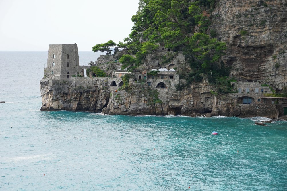 ¿Dónde alojarse en Positano? Las 4 mejores zonas y buenos hoteles 8 La antigua torre de vigilancia sobre el acantilado junto a Fornillo, en Positano