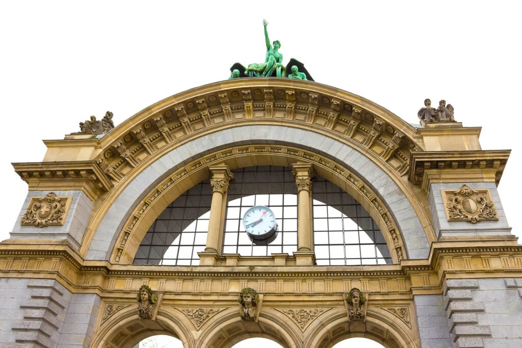 El antiguo pórtico frente a la estación de Lucerna