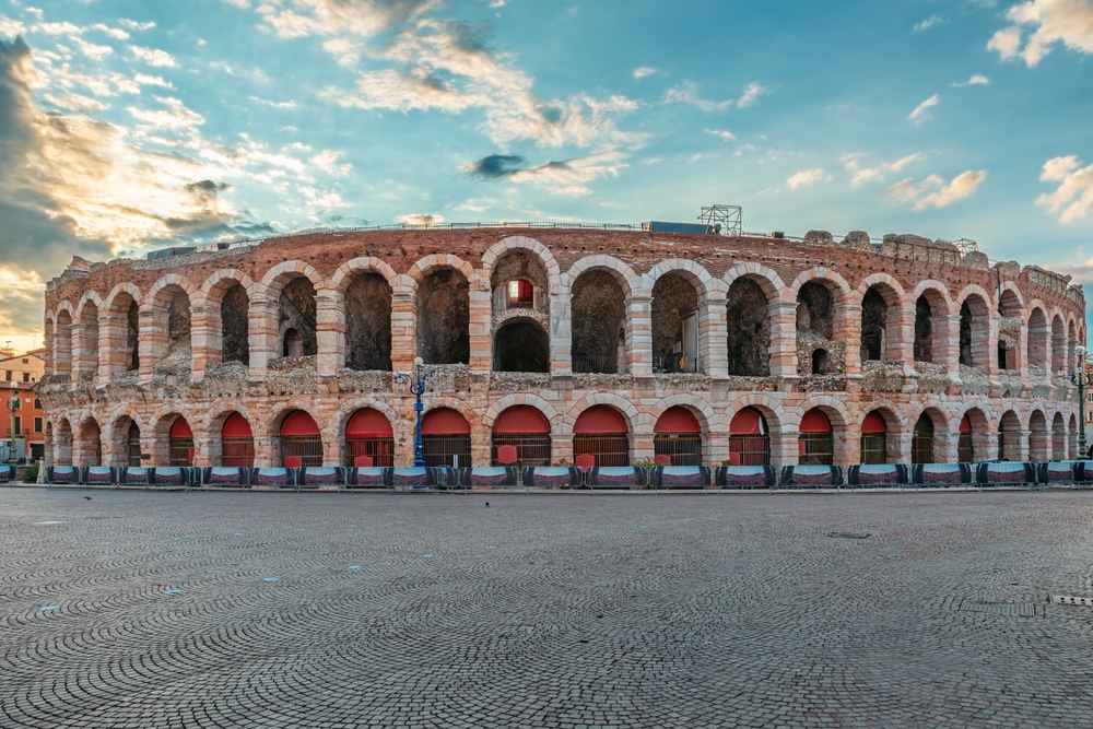 ¿Dónde alojarse en Verona? Las 6 mejores zonas y buenos hoteles 9 El anfiteatro romano Arena di Verona en Piazza Bra al amanecer