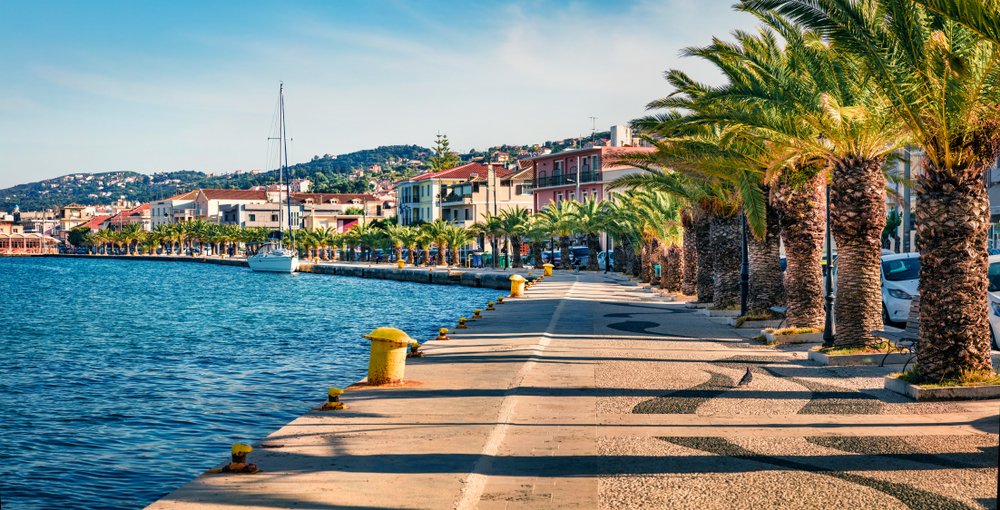 ¿Dónde alojarse en Grecia? Las 13 mejores zonas y buenos hoteles 25 Argostoli, la capital de Cefalonia, junto a la bahía