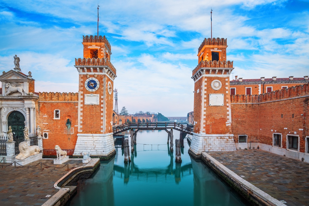 La entrada al Arsenale en Castello, Venecia, por la mañana