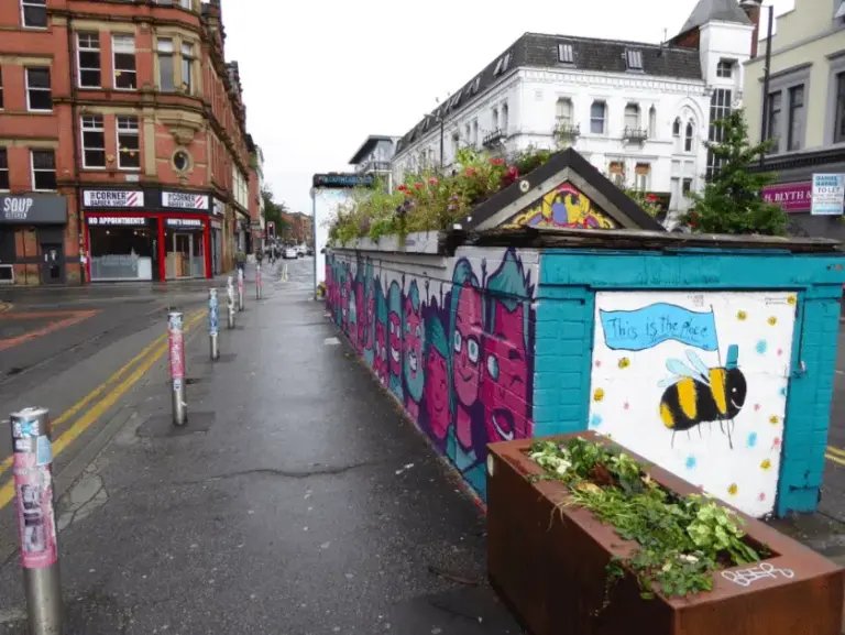 Qué ver en Manchester - las 18 mejores cosas que ver y hacer en la ciudad del fútbol y la música 25 Arte urbano con la abeja obrera en el Northern Quarter de Manchester