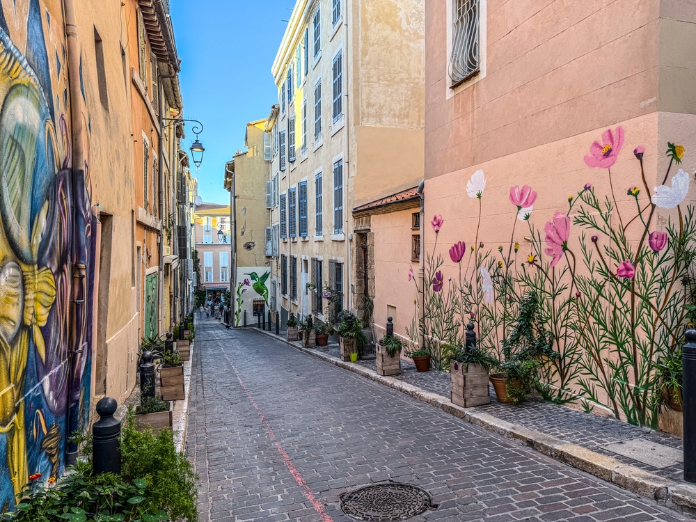 ¿Dónde alojarse en Marsella? Las 6 mejores zonas y buenos hoteles 10 Calle adoquinada con arte urbano en Le Panier, en Marsella