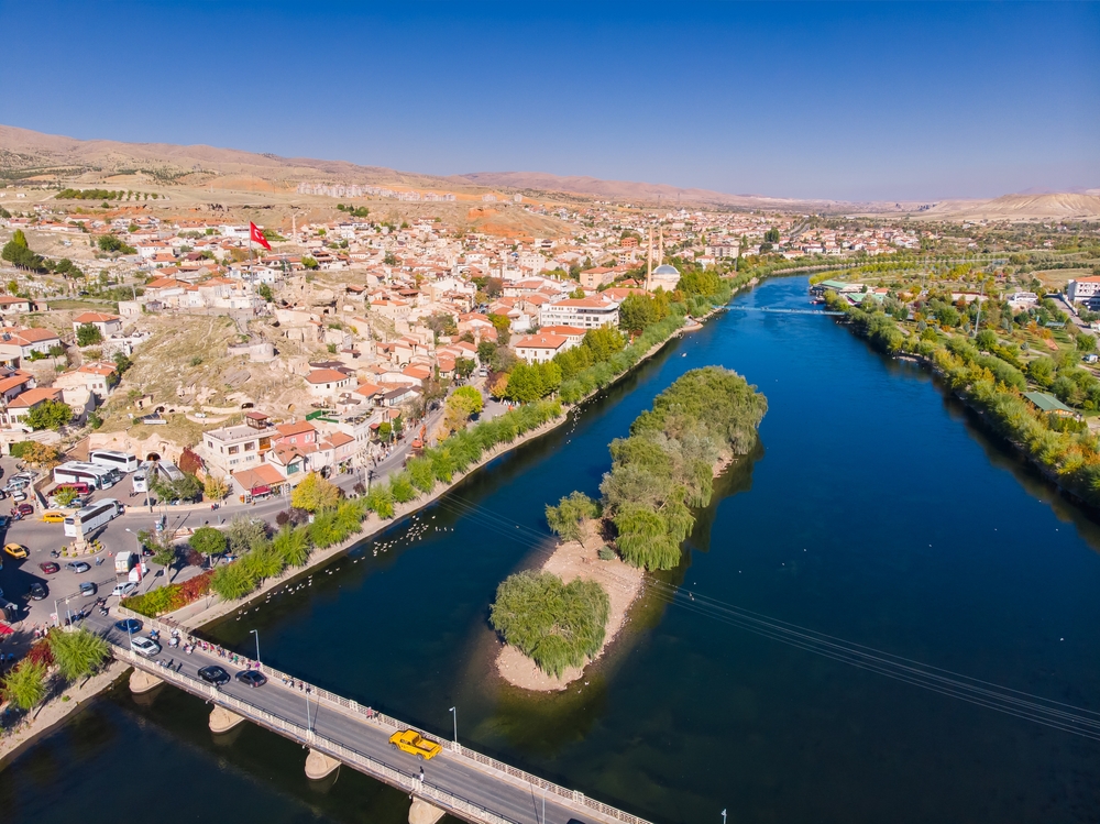¿Dónde alojarse en Capadocia? Los 6 mejores pueblos y buenos hoteles 13 Vista aérea de Avanos y el río Kızılırmak en Capadocia
