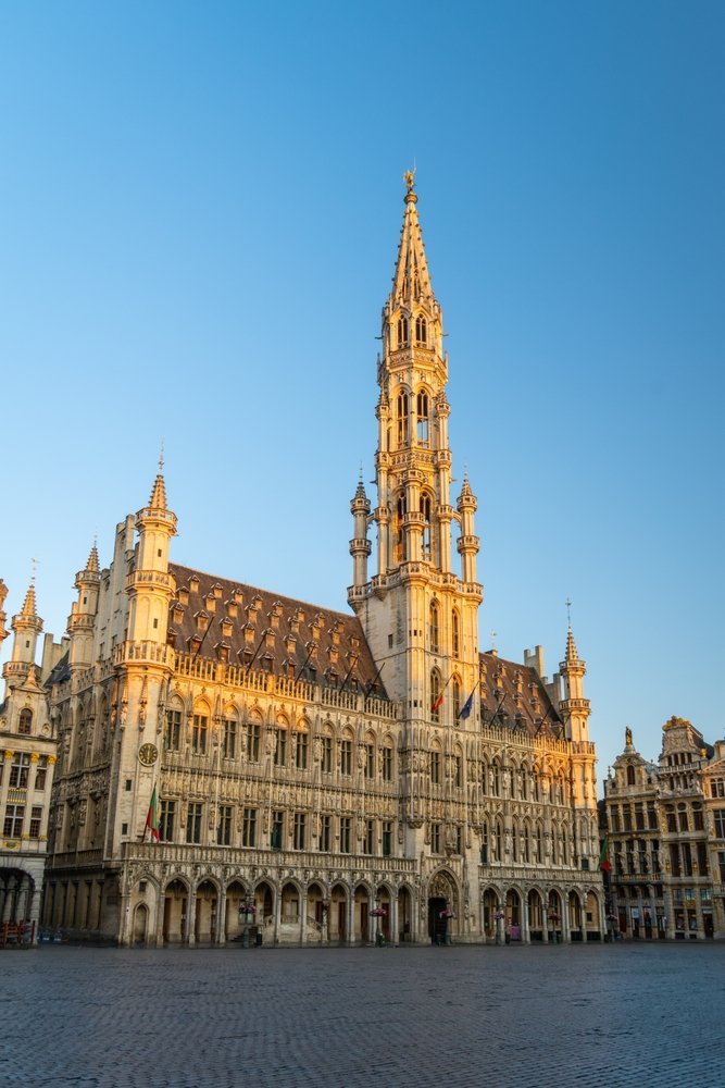 Qué ver en Bruselas: Grand Place, Atomium y la mejor cerveza y chocolate de la ciudad 18 El ayuntamiento y las casas gremiales de la Grand Place de Bruselas al amanecer