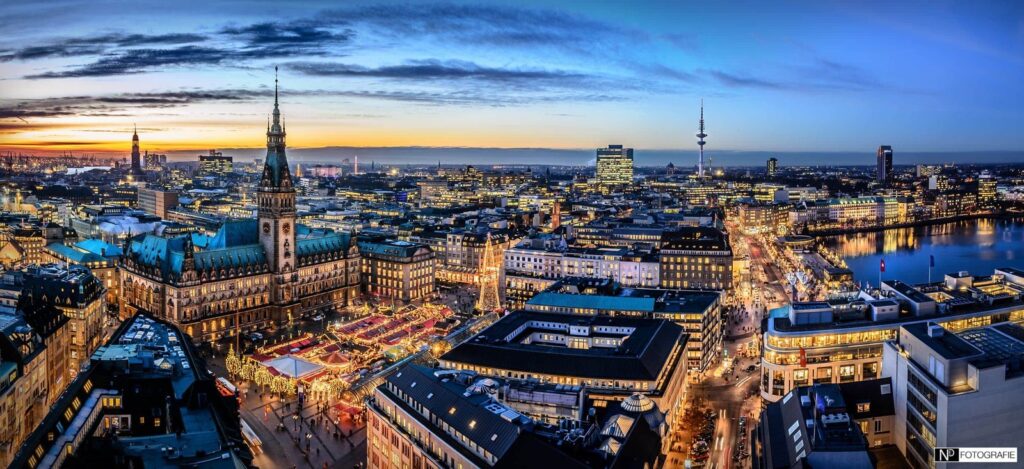 ¿Dónde alojarse en Alemania? Las 11 mejores zonas y buenos hoteles 15 El ayuntamiento de Hamburgo y las Alsterarkaden junto al Binnenalster en Hamburgo