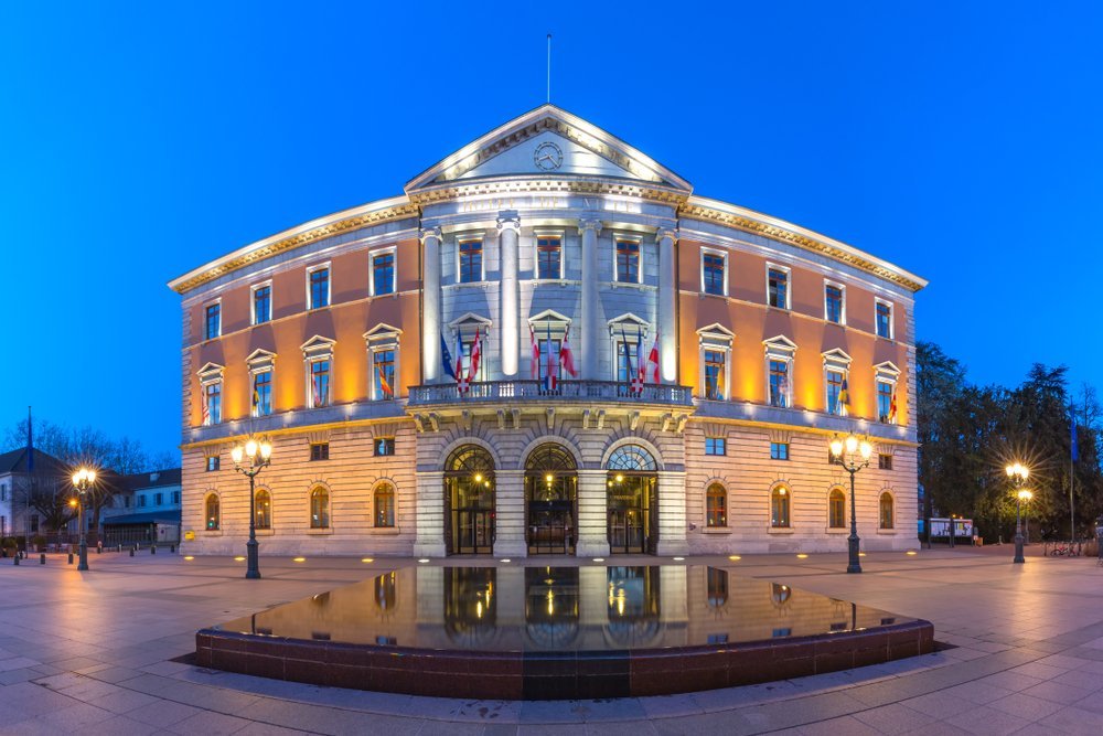 ¿Dónde alojarse en Annecy? Las 5 mejores zonas y buenos hoteles 8 El ayuntamiento Hôtel de Ville en el centro de Annecy, junto al lago, durante la hora azul