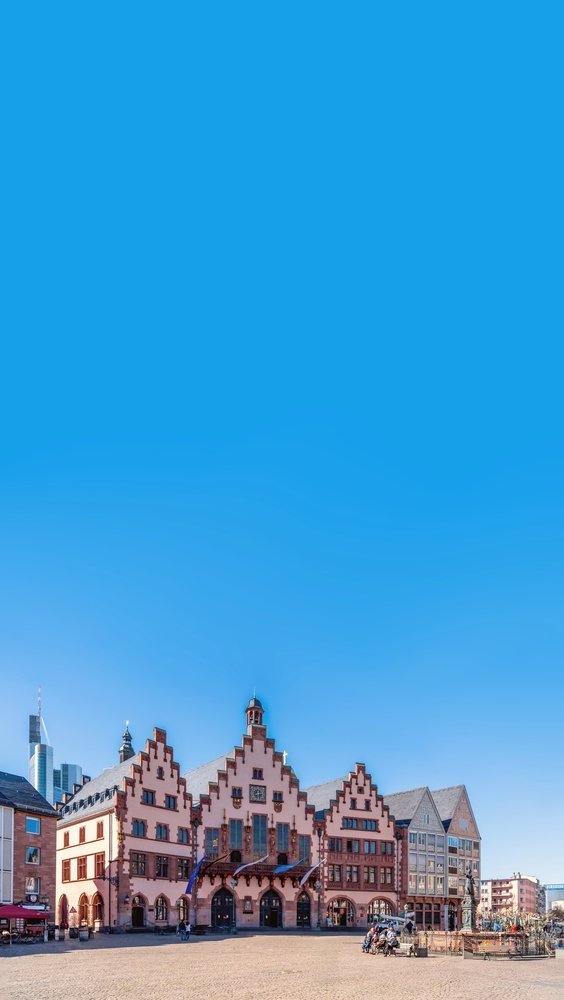 Qué ver en Fráncfort: 18 cosas que vivir entre los rascacielos y las tabernas de sidra 21 El ayuntamiento Römer con sus frontones escalonados en el Römerberg, en el Old Town de Frankfurt