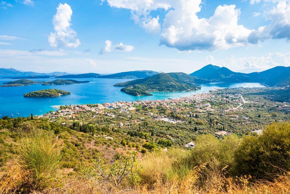 ¿Dónde alojarse en Lefkada? Las 6 mejores zonas y buenos hoteles 11 Vista de la bahía de Nidri con el mar y las montañas en Lefkada