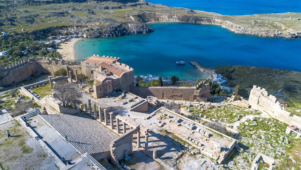 Qué ver en Rodas: las 18 mejores cosas que hacer 29 Vista aérea de la acrópolis de Lindos y la bahía de San Pablo