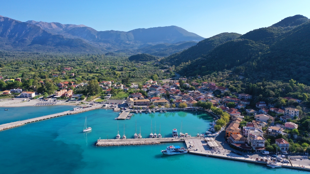 ¿Dónde alojarse en Lefkada? Las 6 mejores zonas y buenos hoteles 12 Vista aérea de Vasiliki y la bahía con el puerto en Lefkada