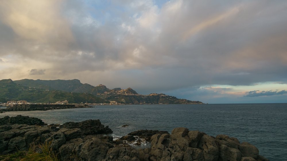 ¿Dónde alojarse en Taormina? Las 6 mejores zonas y buenos hoteles 13 La bahía de Giardini Naxos hacia Capo Taormina al atardecer