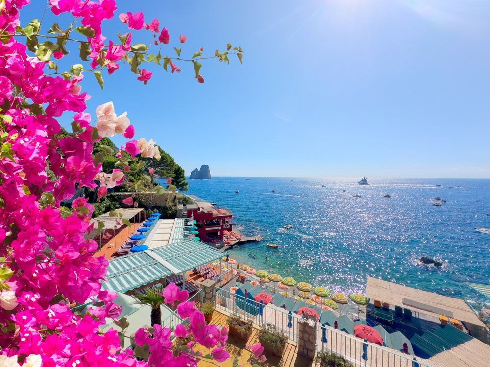 La bahía y la playa de Marina Piccola en Capri