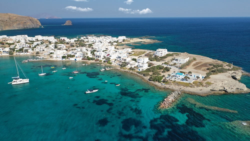 ¿Dónde alojarse en Milos? Las 6 mejores zonas y buenos hoteles 11 Vista aérea de la bahía y el pueblo de Pollonia