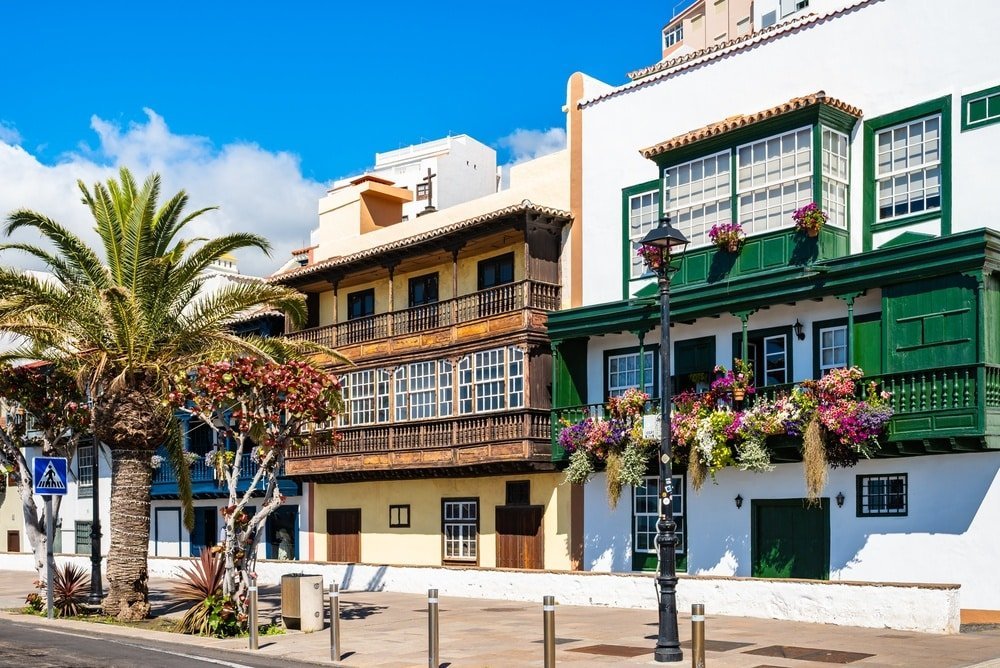 ¿Dónde alojarse en La Palma? Las 6 mejores zonas y buenos hoteles 9 Balcones tradicionales de madera con flores en Santa Cruz de La Palma