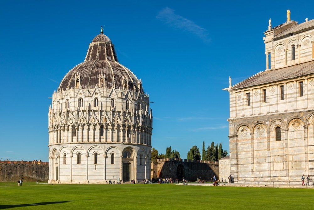 ¿Dónde alojarse en Pisa? Las 5 mejores zonas y buenos hoteles 8 El Baptisterio y la catedral en la Piazza dei Miracoli de Pisa