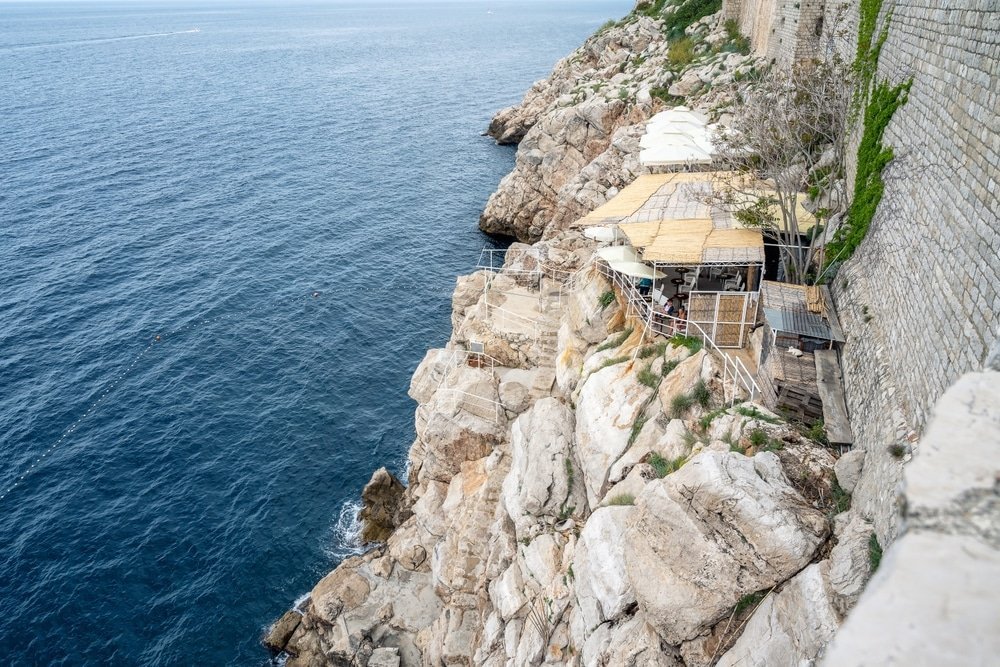 Qué ver en Dubrovnik: 18 cosas que hacer, de la muralla y Lokrum al atardecer desde el Srđ 33 Bar Buža sobre las rocas fuera de la muralla de Dubrovnik