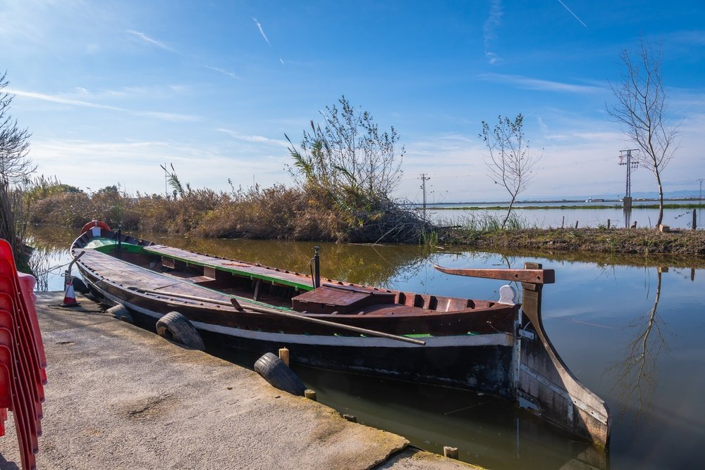 Qué ver en Valencia: 17 cosas que hacer, de la Ciudad de las Artes a la paella en la Albufera 32 Barca tradicional de la Albufera en el embarcadero de El Palmar