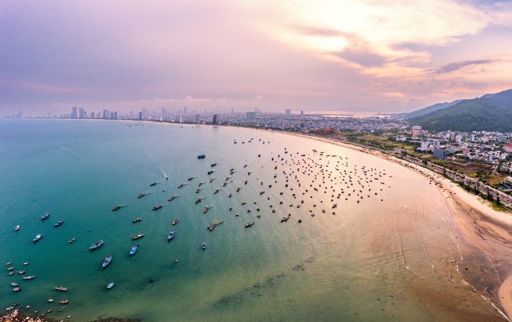 ¿Dónde alojarse en Vietnam? Las 9 mejores zonas y buenos hoteles 17 Barcas de pesca en My Khe Beach, en Da Nang, al amanecer