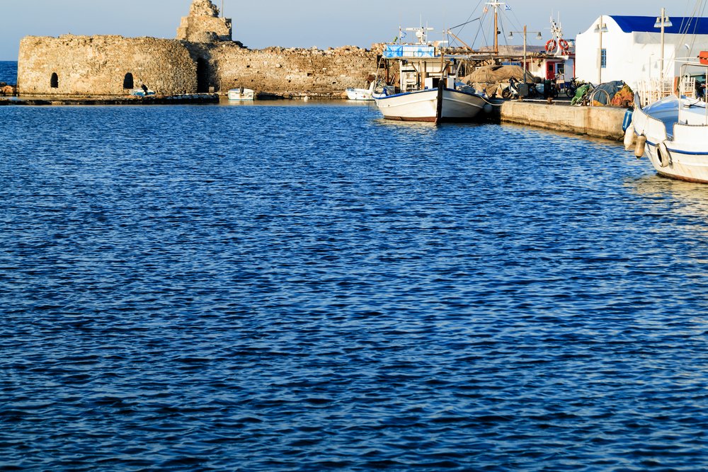 ¿Dónde alojarse en Grecia? Las 13 mejores zonas y buenos hoteles 20 Barcas de pesca en el puerto viejo de Naoussa, en Paros
