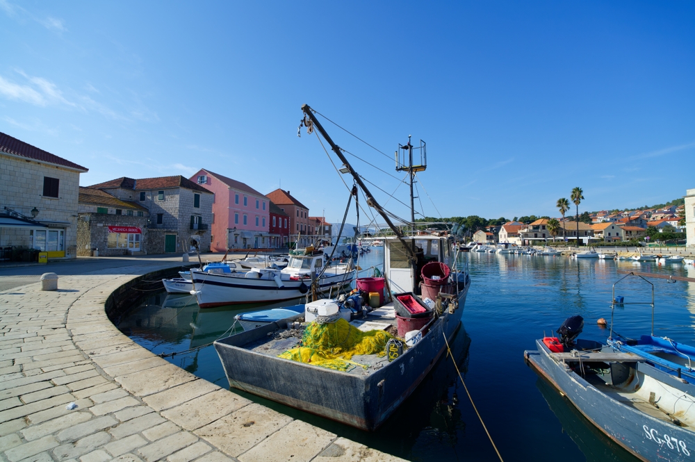 ¿Dónde alojarse en Hvar? Las 6 mejores zonas y buenos hoteles 7 Barcos pesqueros en el muelle de Stari Grad, en Hvar