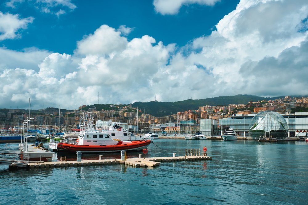 Barcos de recreo en Porto Antico con la Biosfera junto al acuario de Génova