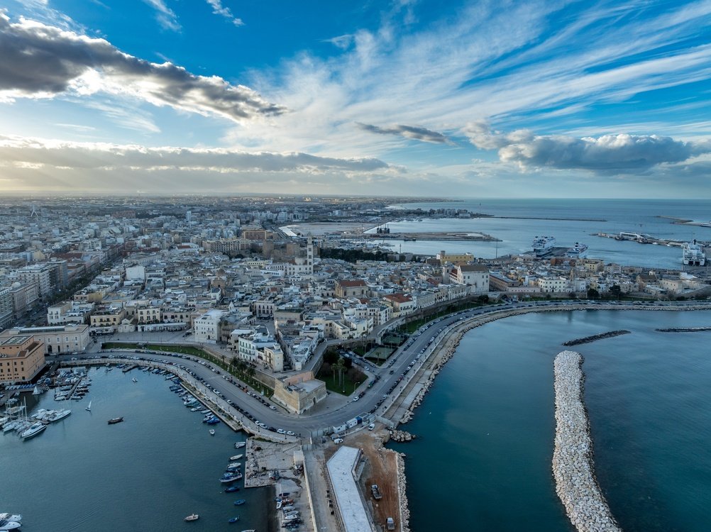 Bari Vecchia con la Basilica di San Nicola en Apulia