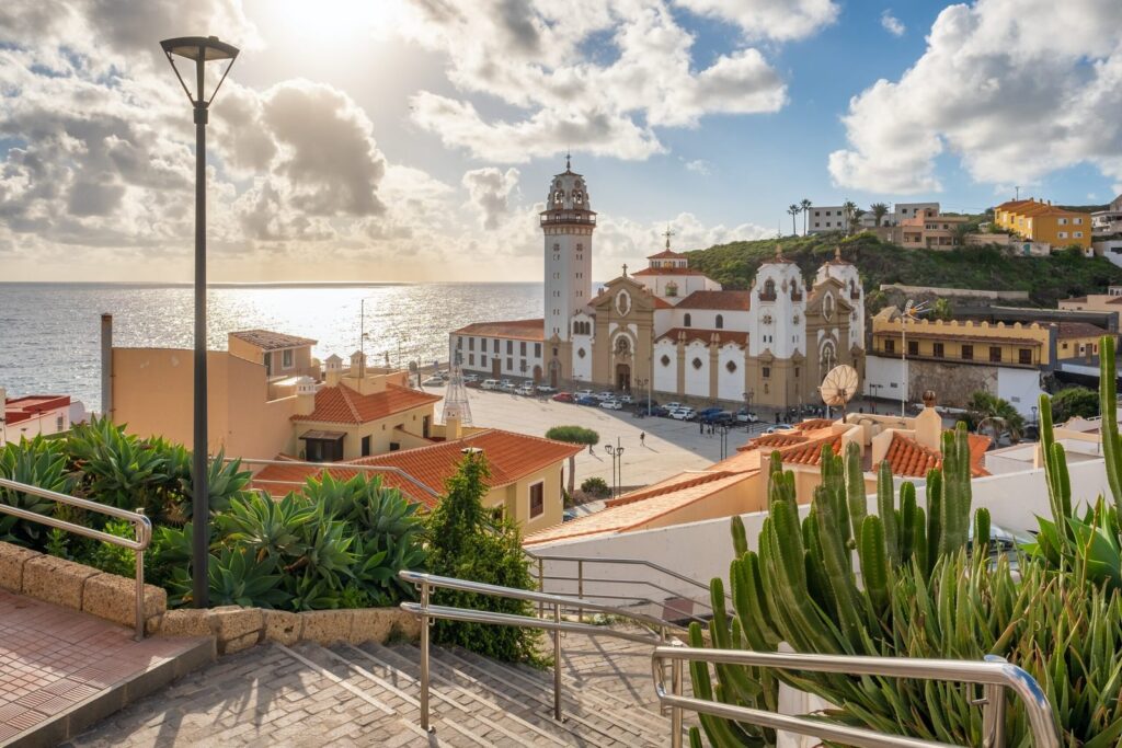 Qué ver en Tenerife: las 18 mejores cosas que hacer 35 La basílica y la Plaza de la Patrona en Candelaria