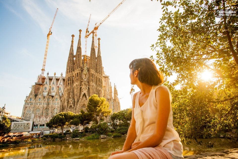 ¿Dónde alojarse en España? Las 14 mejores zonas y buenos hoteles 18 La basílica de la Sagrada Familia en Barcelona