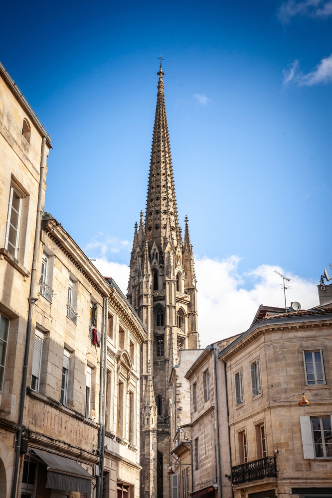 La Basilique Saint-Michel y su torre en Burdeos
