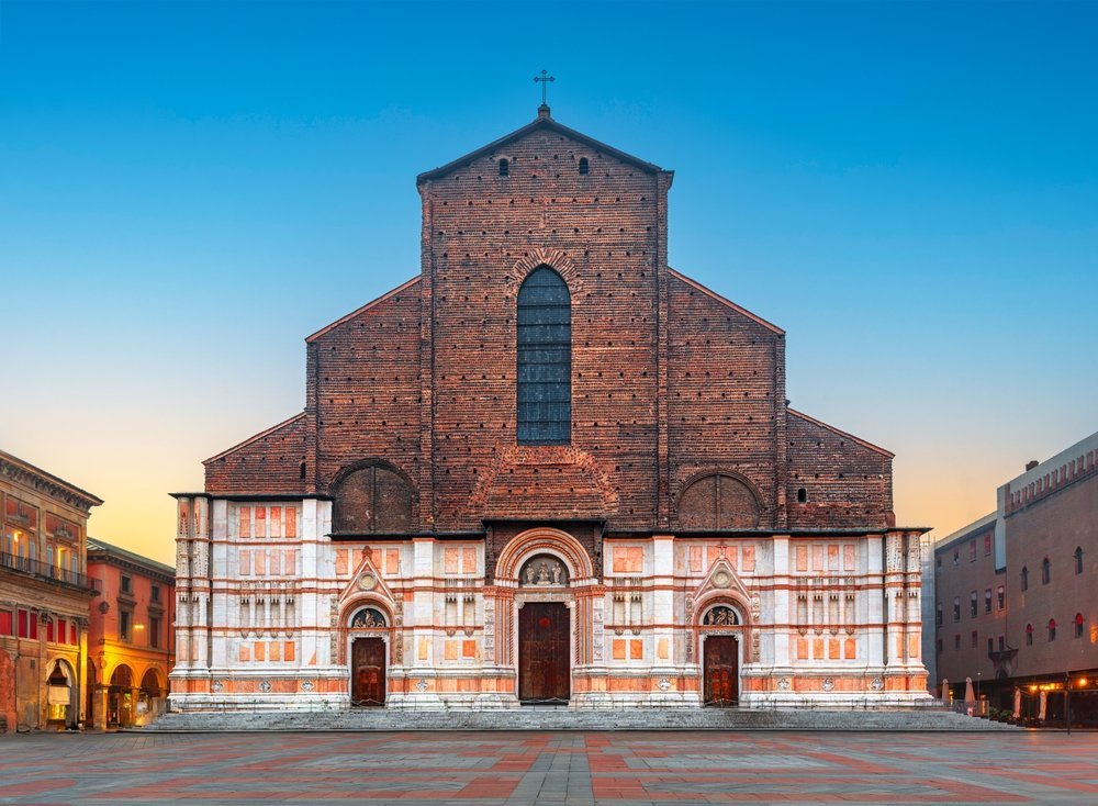 Qué ver en Bolonia: las 17 mejores cosas que ver, probar y hacer en la capital gastronómica de Italia 18 Basilica di San Petronio con su fachada inacabada en la Piazza Maggiore de Bolonia