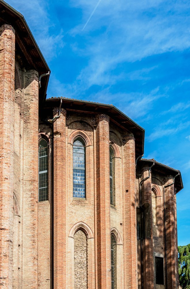 Qué ver en Bolonia: las 17 mejores cosas que ver, probar y hacer en la capital gastronómica de Italia 27 La Basílica de Santo Domingo y la plaza frente a la iglesia en Bolonia