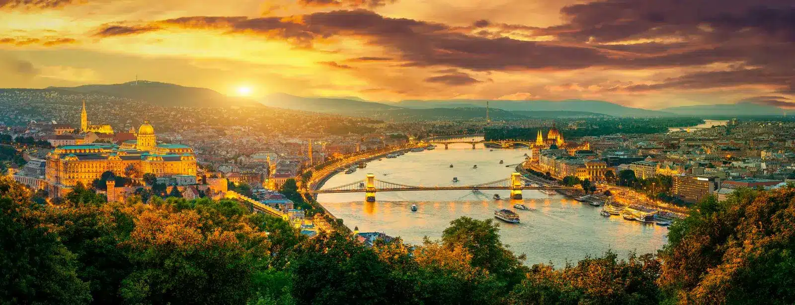 Vista panorámica de Budapest y el Parlamento junto al Danubio