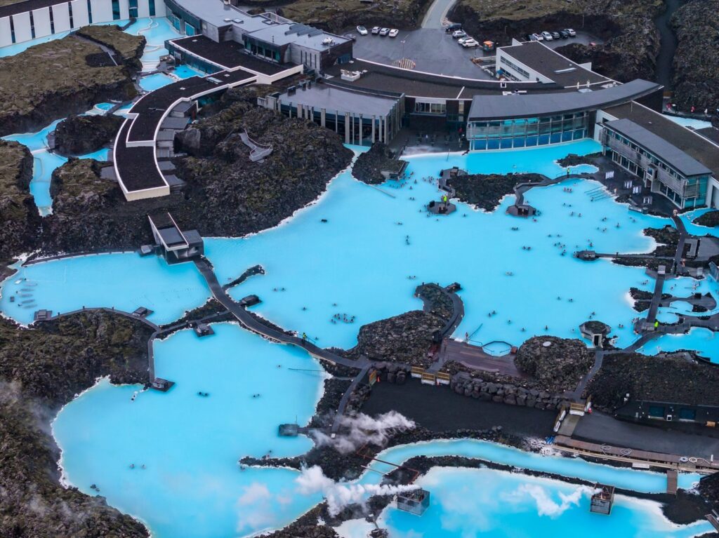 Del aeropuerto de Keflavík a Reikiavik - guía de transporte 8 Blue Lagoon con agua azul lechosa y campos de lava