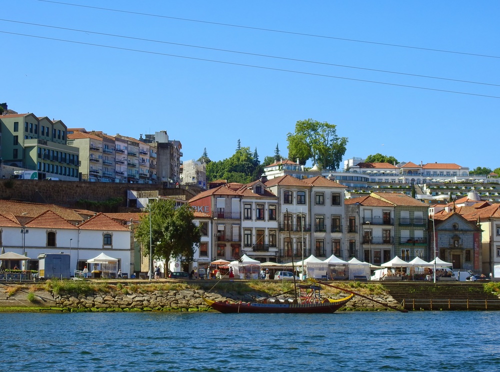 Qué ver en Oporto: las 17 mejores cosas que hacer 21 Panorámica de la orilla de Vila Nova de Gaia con las bodegas de vino de Oporto junto al río Duero