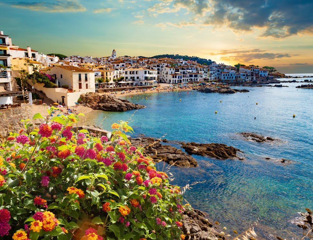 ¿Dónde alojarse en la Costa Brava? Los 6 mejores pueblos y buenos hoteles 11 Calella de Palafrugell, un pueblo de pescadores con casas encaladas en la Costa Brava