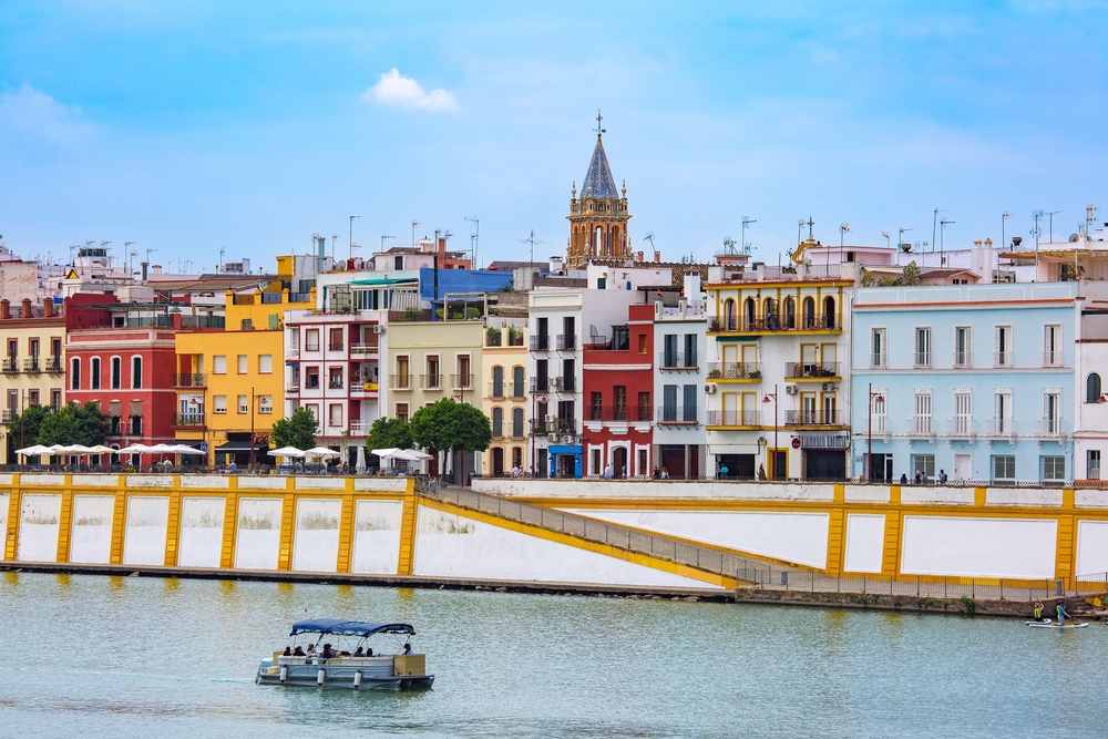 Qué ver en Sevilla: las 17 mejores cosas que hacer 26 La calle Betis, en Triana, junto al río Guadalquivir en Sevilla