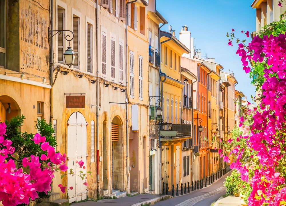 ¿Dónde alojarse en la Provenza? Los 6 mejores pueblos y buenos hoteles 10 Una calle del casco antiguo de Aix-en-Provence en un día de verano