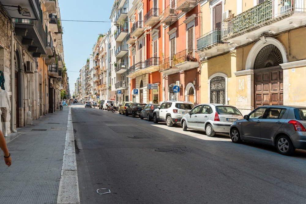 Calle con fachadas de colores y balcones en el barrio de Murat en Bari