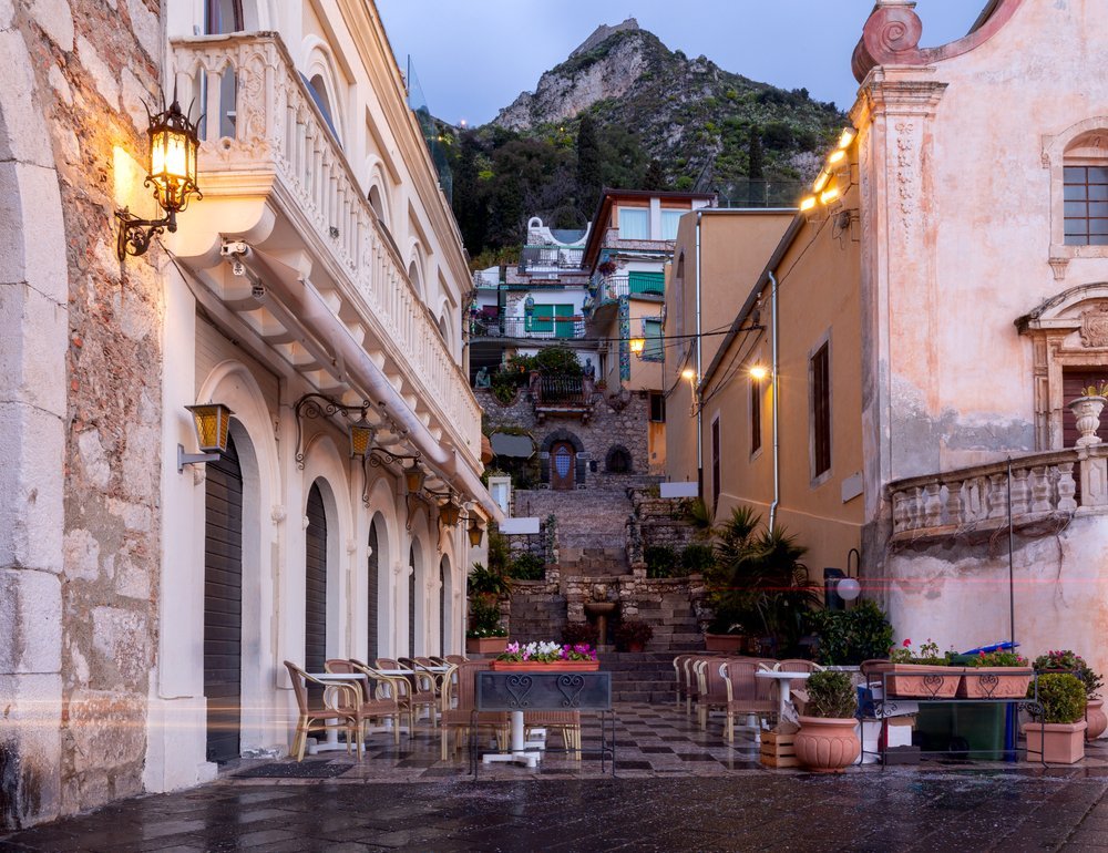 ¿Dónde alojarse en Taormina? Las 6 mejores zonas y buenos hoteles 9 La calle principal Corso Umberto en Taormina