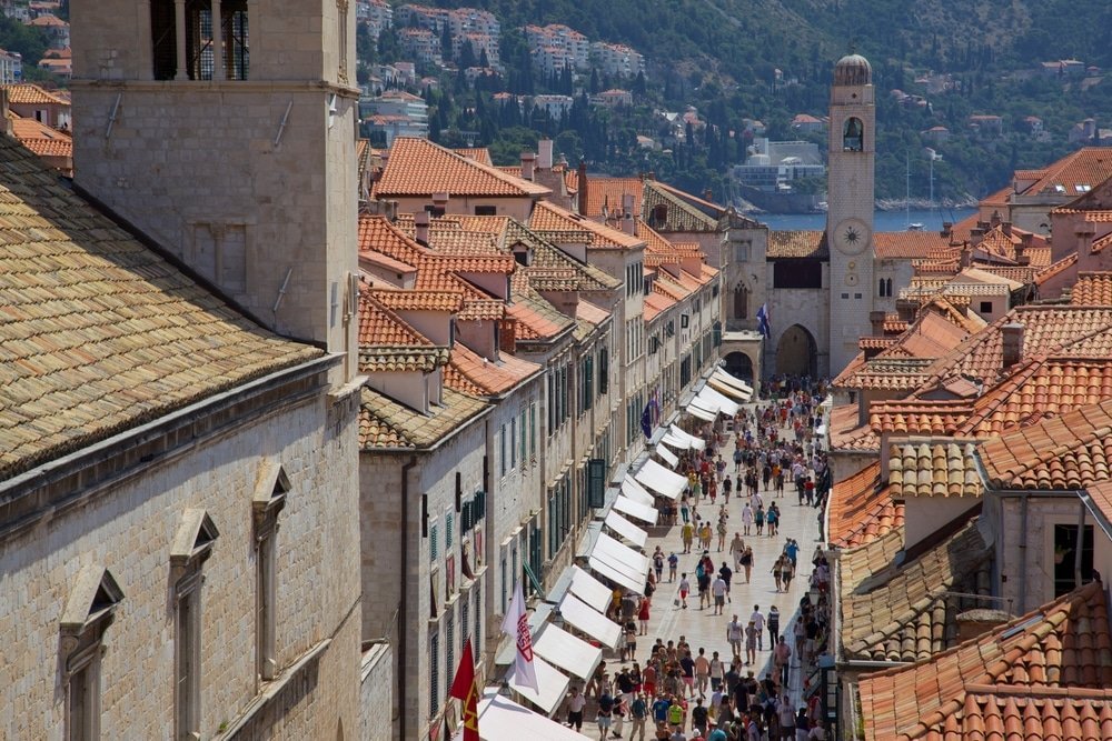 Qué ver en Dubrovnik: 18 cosas que hacer, de la muralla y Lokrum al atardecer desde el Srđ 22 La calle principal Stradun en el Old Town de Dubrovnik vista desde la muralla