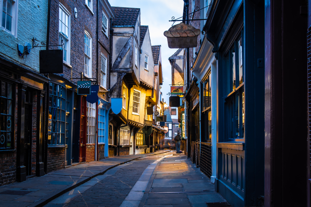 ¿Dónde alojarse en York? Las 6 mejores zonas y buenos hoteles 8 La calle medieval The Shambles, en York