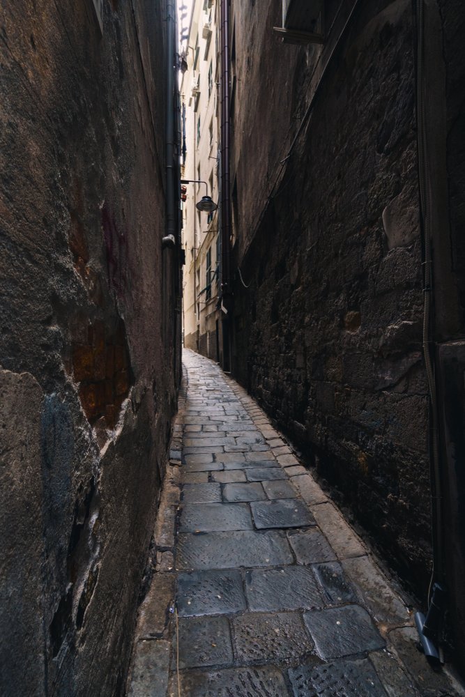 Callejuela estrecha entre casas altas en el Centro Storico de Génova