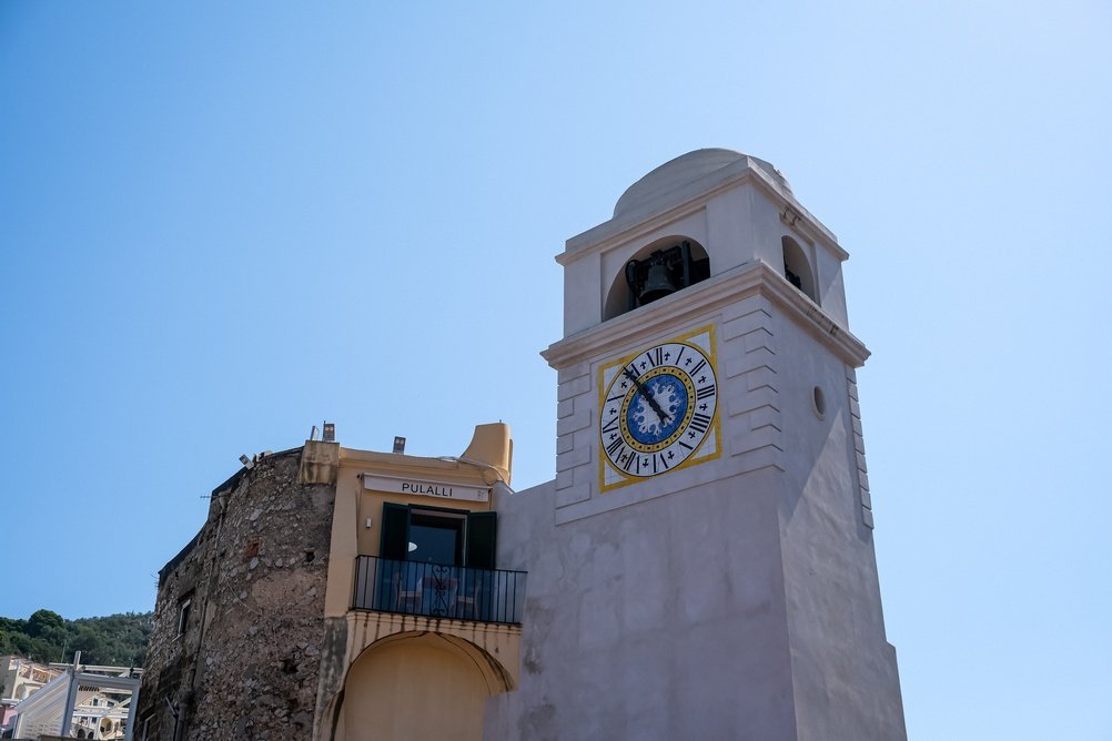 El campanario de la Piazzetta en Capri pueblo