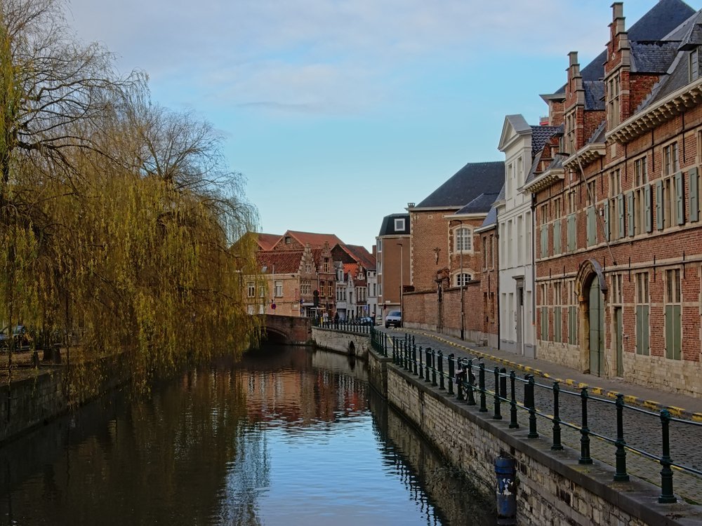 El canal Lieve con casas históricas junto a Prinsenhof
