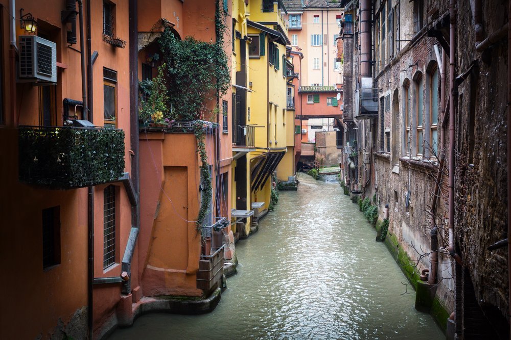 Qué ver en Bolonia: las 17 mejores cosas que ver, probar y hacer en la capital gastronómica de Italia 23 El Canale delle Moline visto a través de la Finestrella de Via Piella en Bolonia
