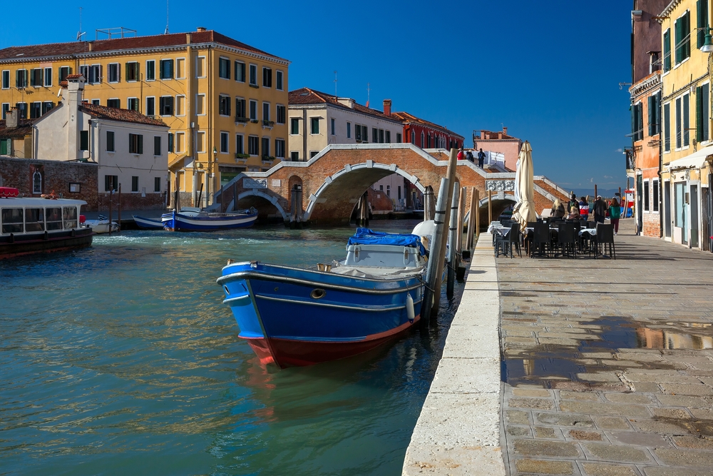 Un canal en Cannaregio, Venecia, con el puente Ponte dei Tre Archi