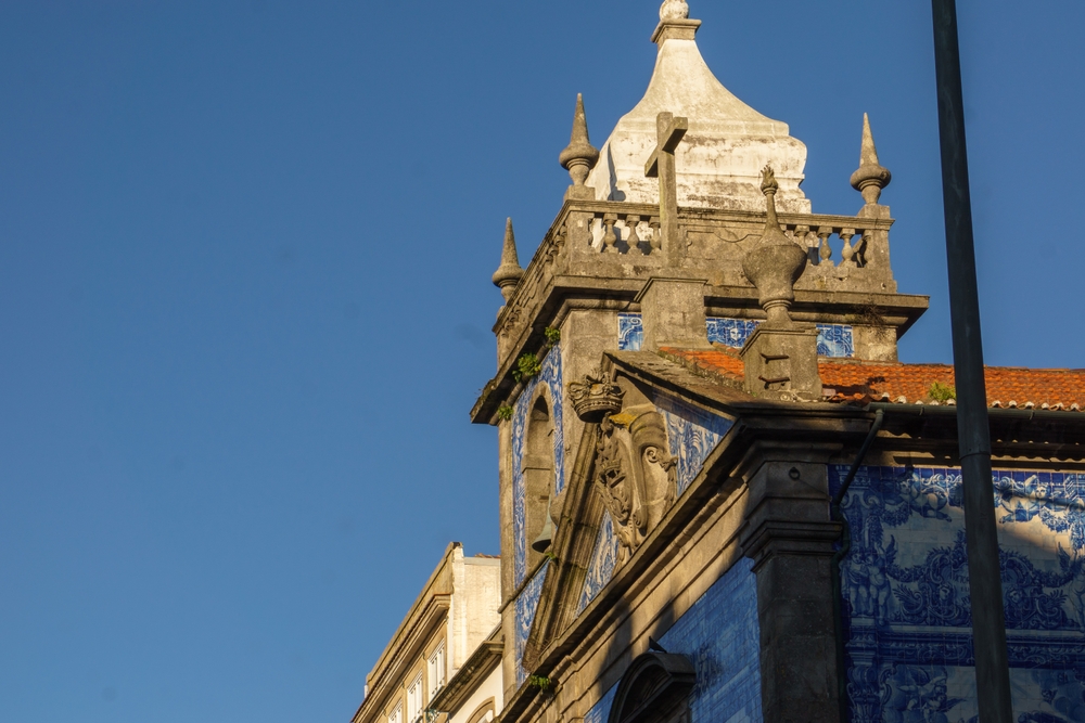 Qué ver en Oporto: las 17 mejores cosas que hacer 30 La torre y la fachada de azulejos de la Capela das Almas en la Rua de Santa Catarina, en Oporto