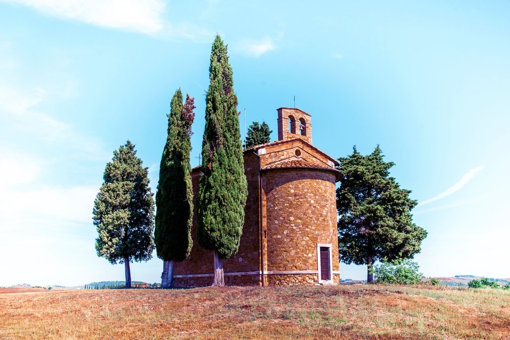 ¿Dónde alojarse en Italia? Las 14 mejores zonas y buenos hoteles 19 La capilla de la Madonna di Vitaleta en el paisaje ondulado del Val d'Orcia, en la Toscana